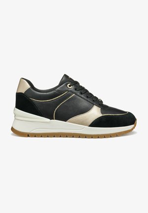 Zapatilla negra de cuero con detalles en dorado, detalles en ante y una suela intermedia blanca. Presenta un diseño de cordones y una suela exterior de goma texturizada.