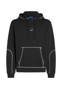 Melnā kapuce, kas izgatavota no gludas auduma, ar priekšējo kangaroo kabatu, baltu šuvju akcentiem un mazu zīmola etiķeti uz krūšu.