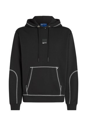 Čierna mikina s kapucňou vyrobená z hladkého materiálu, s predným kangaroo vreckom, bielymi švovými akcentmi a malou značkovou nálepkou na hrudi.