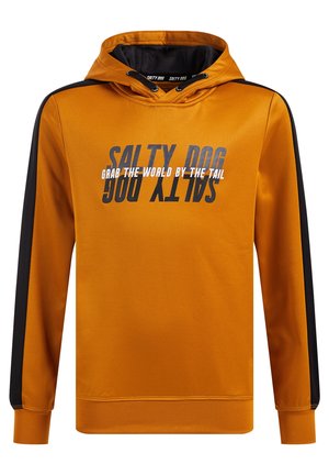 Orange hættetrøje med sorte striber på ærmerne, sorte snore og teksten "SALTY DOG" spejlvendt med "GRAB THE WORLD BY THE TAIL" i hvidt tværs over brystet.
