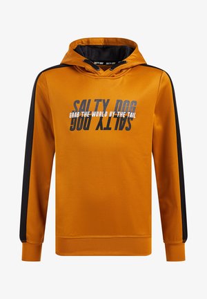 Pomarańczowa bluza z kapturem z czarnymi paskami na rękawach, czarnymi troczkami i białym napisem "SALTY DOG" w lustrzanym odbiciu oraz "GRAB THE WORLD BY THE TAIL" na przodzie klatki piersiowej.
