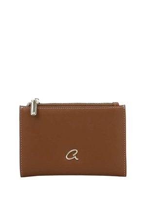 Cartera de cuero marrón con cremallera superior y un pequeño emblema plateado en forma de letra "a" en el centro delantero.