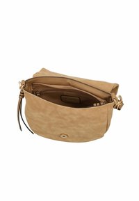 Tasche aus tan-farbenem Leder mit strukturiertem Finish, einem Reißverschlussfach und einem einfachen runden Verschluss. Verfügt über einen verstellbaren Trageriemen und Innenfächer.