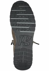 Černá gumová podešev s vzorovaným běhounem, na kterém jsou vyvýšené kruhy a čáry. Horní materiál je béžová semiš s detailem stříbrného zipu.