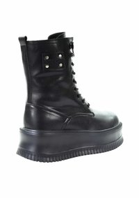 Czarne skórzane botki na platformie z sznurowanym przodem i zamkiem po boku, z ozdobami w postaci ćwieków na cholewce oraz teksturowaną gumową podeszwą.