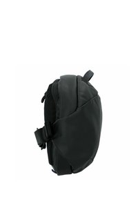 Zaino nero con un design aerodinamico. Presenta un tessuto testurizzato, spallacci regolabili e una fibbia laterale. Forma compatta e leggera.