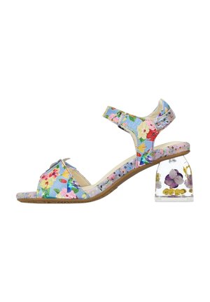 Sandales compensées florales avec un dessus à motifs bleu clair, talon en bloc transparent contenant des fleurs séchées, et sangle réglable à la cheville.