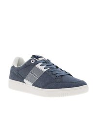 Sneaker in tela blu con suole bianche, caratterizzato da un design del logo a righe, lacci rotondi e un collo leggermente imbottito per il comfort.