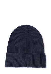 Marineblauwe gebreide muts met opgerolde rand, ribbeltextuur, geïsoleerd op witte achtergrond.