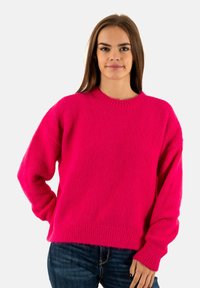 Maglione lavorato a maglia di un vivido colore rosa, con scollo rotondo, maniche lunghe e vestibilità ampia, caratterizzato da una finitura texture e polsini e orlo a costine.