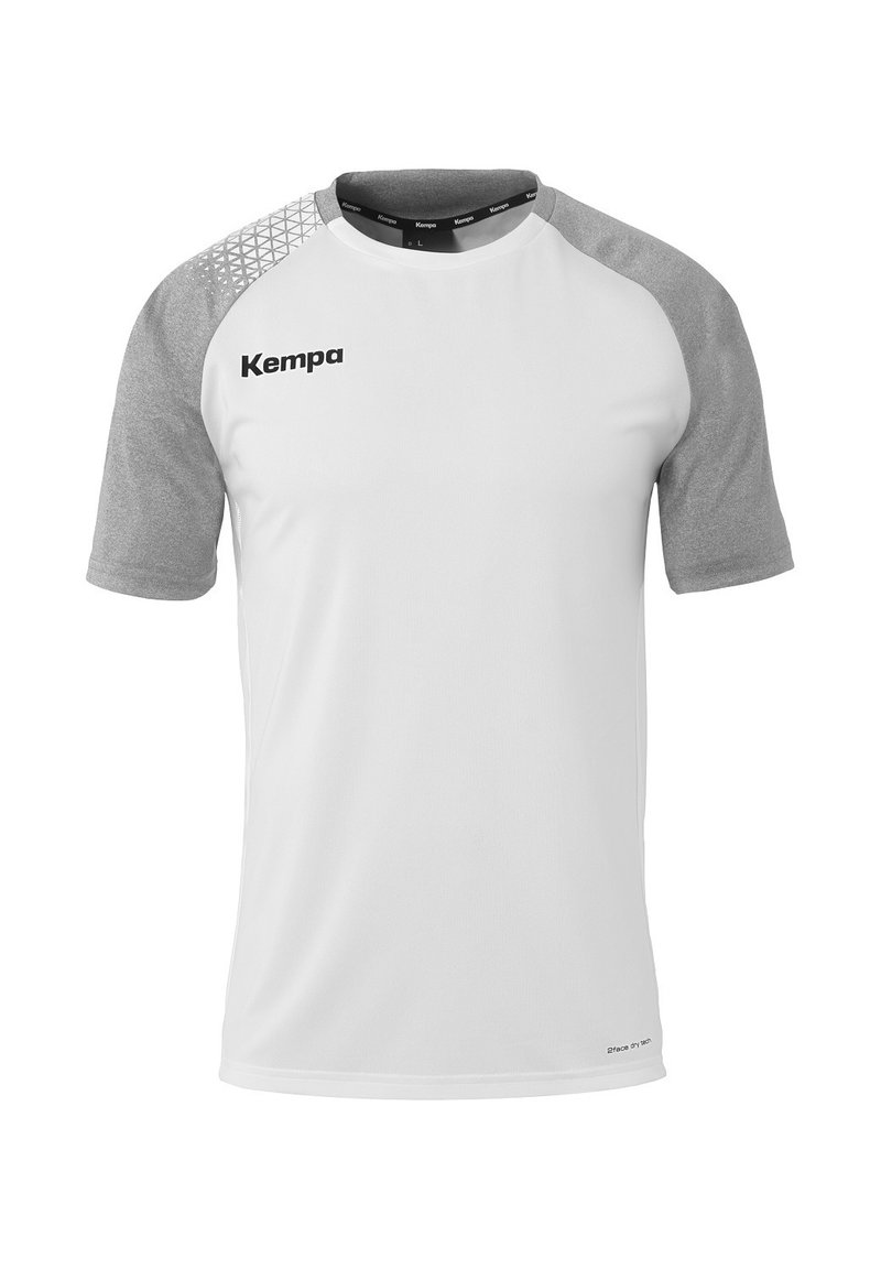 T-shirt de sport blanc avec des manches raglan grises. Présente un motif géométrique sur l'épaule et un logo "Kempa" sur le devant. Texture lisse.