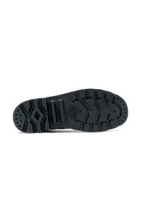 Suola di scarpa in gomma nera con una superficie testurizzata, caratterizzata da scanalature profonde per una migliore aderenza e un logo in rilievo al centro.