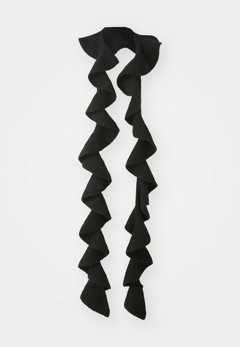 Longue écharpe noire avec bords froncés suspendue sur un fond blanc, montrant son tissu texturé et son design ondulé.