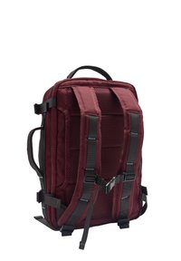 Bordowy plecak z wyściełanym siatkowym tyłem, regulowanymi szelkami i uchwytem u góry. Posiada boczne paski i klamry, zaprojektowany z myślą o komforcie i funkcjonalności.
