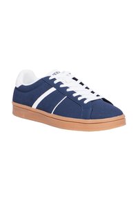 Blauer Canvas-Sneaker mit weißen Streifen, flachen weißen Schnürsenkeln und einer hellbraunen Gummisohle. Verfügt über eine abgerundete Zehenpartie und einen gepolsterten Kragen.