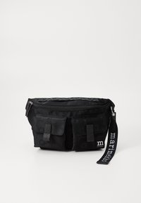 Sac en tissu noir avec deux poches avant, fermeture éclair et texture à motifs. Il dispose d'une bandoulière avec le texte "marinello".