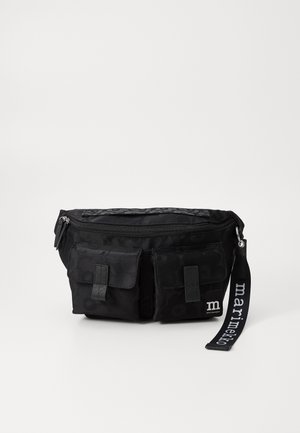 Schwarze Stofftasche mit zwei Fronttaschen, Reißverschluss und gemusterter Textur. Verfügt über einen Tragegurt mit dem Text "marinello".