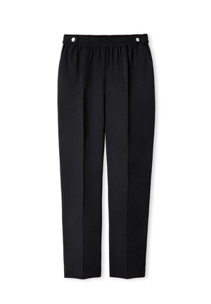 Zwarte broek van een gladde stof, met een elastische taille en twee zilveren knopen, en een tapered leg ontwerp met voorplooien.