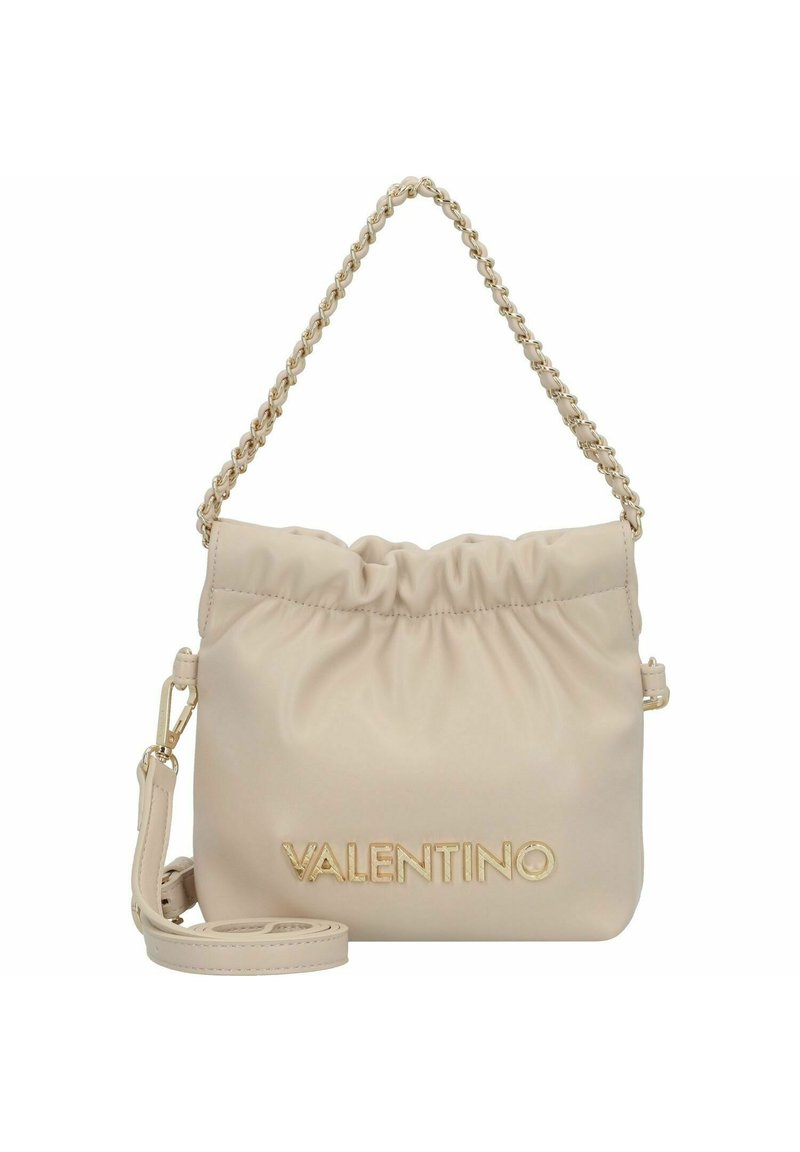 Sac à main en cuir beige drapé avec un dessus froncé, une bandoulière en chaîne dorée et un logo "VALENTINO" embossé à l'avant. Comprend une bandoulière amovible.