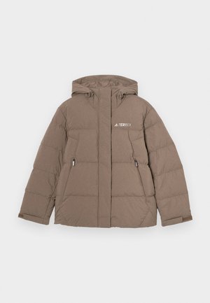 Giacca imbottita marrone con cappuccio, dotata di zipper frontale, due tasche laterali e logo "Terrex" in bianco sul petto.