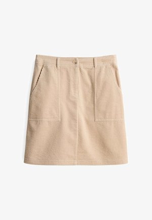 Beige Cord-Ripp-Rock mit gerader Schnittführung, ausgestattet mit Fronttaschen, Gürtelschlaufen und einem einzelnen Knopfverschluss. Vertikale Rillenstruktur.