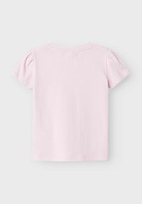 Kortærmet, lys pink bomulds t-shirt med samlet skulderdetalje og rund hals. Glat tekstur, afslappet design, ingen synlige mønstre.