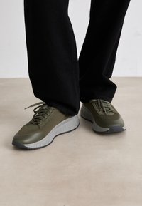 Não selecionado, dark green five