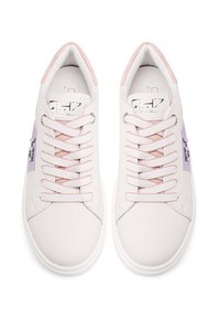 Sneakers in pelle bianca con accenti rosa chiaro e lavanda, punta rotonda, suola piatta e lacci coordinati. Presentano un dettaglio del logo sul lato.