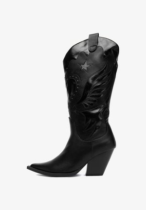 Čierne kovbojské topánky z kože, so zdobením v podobe prešitých krídel a hviezd, špicatou špičkou a masívnym štvorcovým podpätkom.