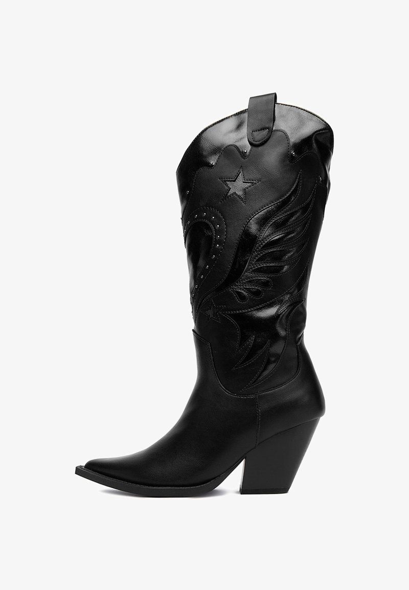 Czarne kowbojskie buty zrobione ze skóry, z wyszywanymi wzorami skrzydeł i gwiazd, spiczastym noskiem oraz masywnym kwadratowym obcasem.