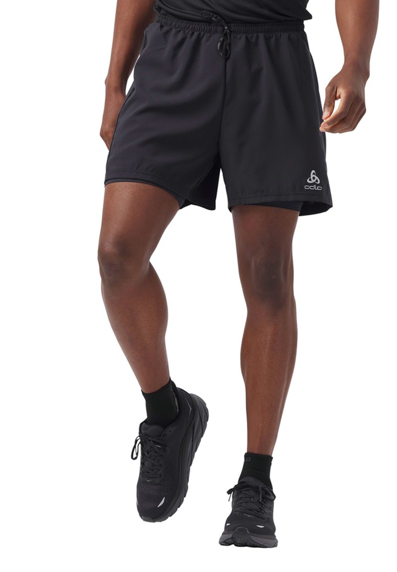 Zwarte sportshorts met een trekkoord in de taille, zijsplitten en logo-detail op het linkerbeen, gemaakt van lichtgewicht, gladde stof.