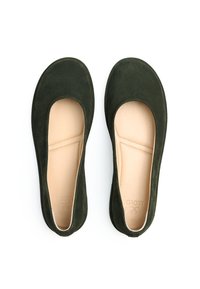 Ballerine in suede verde con punta tonda, lati bassi e fodera interna beige. Texture liscia e dettagli di cucitura minimi.