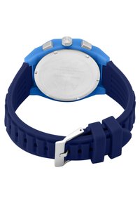 Cinturino per orologio in silicone blu con retro in acciaio inossidabile, caratterizzato da una superficie testurizzata e una fibbia argentata. La silhouette è sportiva e robusta.