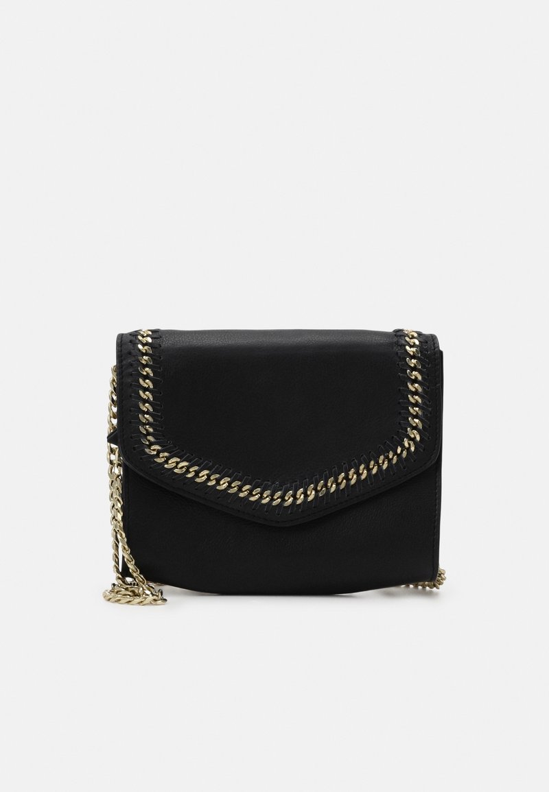 Borsa in pelle nera con pattina pieghevole, dettagli in catena dorata lungo il bordo e una lunga tracolla a catena. Texture liscia, design minimalista.
