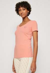 Guess TRIANGLE  - Basic T-shirt - peach coral