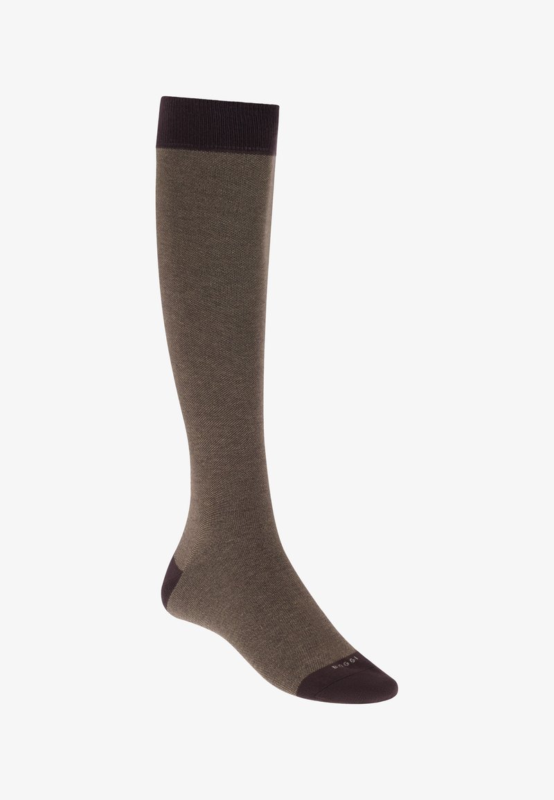 Chaussette brune montant au genou avec bord, talon et pointe marron foncé, présentée debout sur un fond blanc.