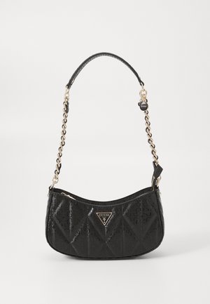 Sac à bandoulière en cuir noir matelassé avec bandoulière chaîne dorée et plaque triangulaire du logo Guess à l'avant.