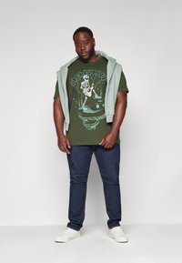 Jack & Jones - JJSKULL ROCK TEE CREW NECK 4 PACK - T-shirt con stampa - kombu green/white/black/goblin blue Immagine in miniatura 1