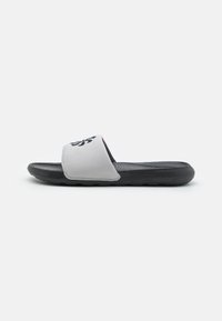 Nike Sportswear VICTORI ONE SLIDE - Pantoletai - light iron ore/black