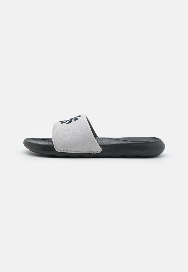 Nike Sportswear VICTORI ONE SLIDE - Pantoletai - light iron ore/black