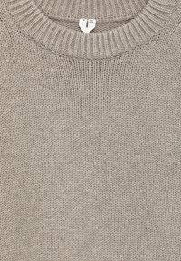 Hellgrauer Strickpullover mit einem gerippten Rundhalsausschnitt, aus einer weichen Wollmischung gefertigt, mit einer strukturierten Oberfläche und gleichmäßigen Nähten.