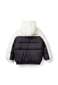 Pěnová bunda s černým tělem a krémovými rukávy a kapucí. Obsahuje elastické manžety a lem, s logem "BENETTON" na zadní straně.