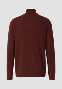 Brązowy, dziergany sweter z wysokim kołnierzem, długimi rękawami i ściągaczami przy mankietach. Gładka tekstura, casualowy design z dopasowaną sylwetką.