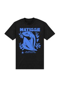 Černé tričko s výrazným modrým potiskem znázorňujícím ležící postavu, text "MATISSE" a "Blue Nude II (1952)" s dekorativními prvky.