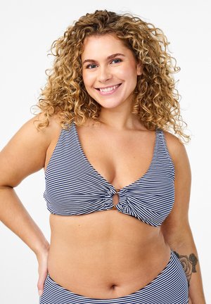 Top bikini a righe blu navy e bianche con dettaglio a nodo al centro e spalline larghe. Texture liscia e design aderente.