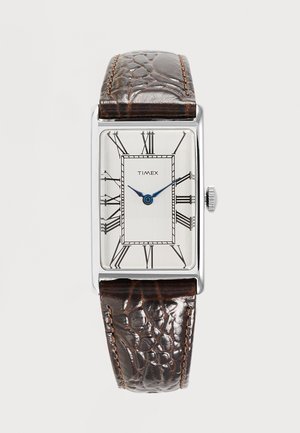 Rektangulært sølv Timex ur med hvid urskive, sorte romertal, blå visere og en struktureret mørkebrun læderrem.