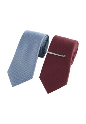Deux cravates : une bleue en tissu texturé avec un motif subtil et une bordeaux en tissu texturé. La cravate bordeaux est ornée d'un clip de cravate argenté.