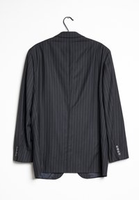 Černý blazer s proužky na ramínku. Má klopový límec, dlouhé rukávy a čtyři knoflíkové detaily na manžetách. Zobrazeno zadní pohled.