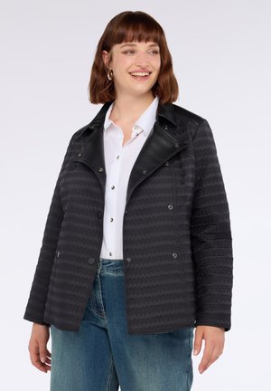 Zwarte gewatteerde jas met een textuurpatroon en leren accenten. Voorzien van een dubbelknoop ontwerp en een gesneden kraag. Casual pasvorm.