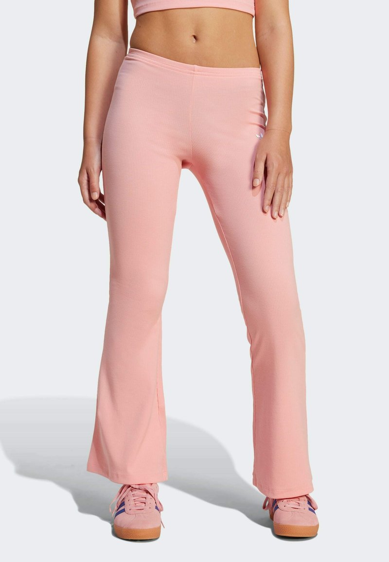 adidas Originals - RIBBED FLARED PANTS KIDS - Pantaloni - semi pink spark, Extindeți